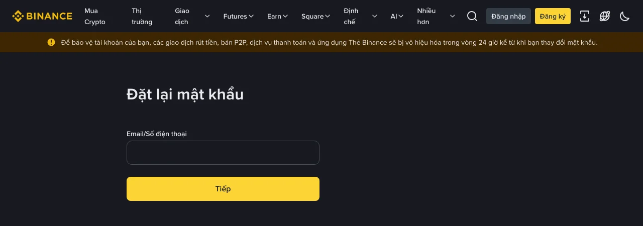 Trang Đặt lại mật khẩu của Binance bản tiếng Việt với ô Email/Số điện thoại, nút Tiếp, và dải cảnh báo phía trên: rút tiền, bán P2P, dịch vụ thanh toán và ứng dụng Thẻ Binance sẽ bị vô hiệu hóa trong 24 giờ kể từ khi đổi mật khẩu